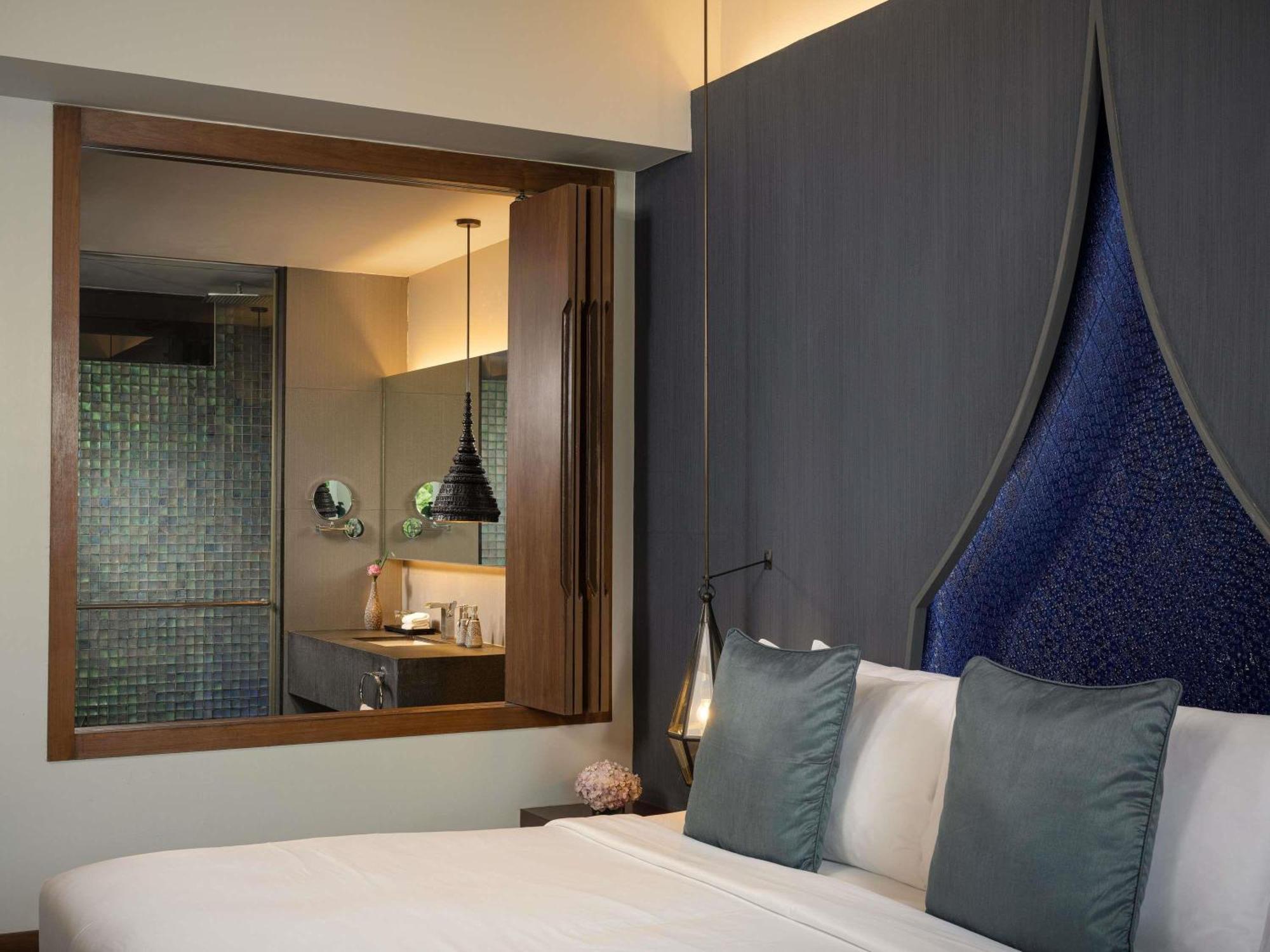 Quarto Deluxe com Cama King-size, Sofá-cama e Vista da Piscina
